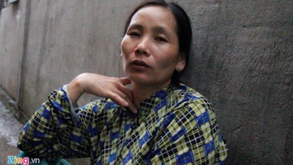 Bà Bùi Thị Nga kể lại sự việc khi phát hiện sạt lở - Sputnik Việt Nam