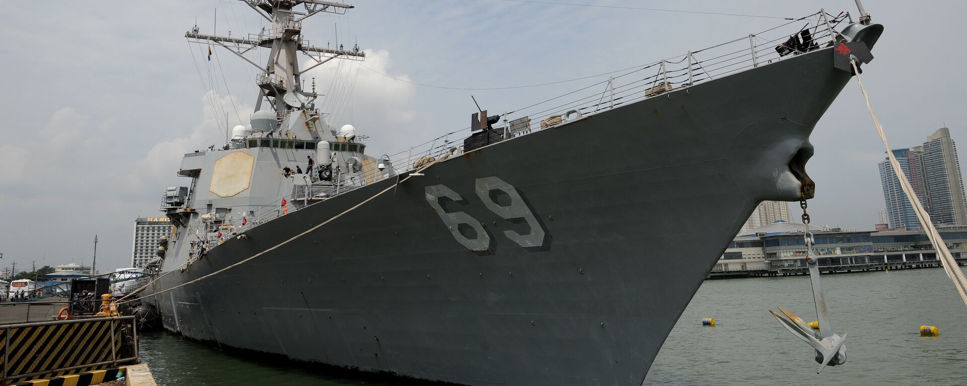 A general view shows the USS Milius DDG69, a multi-mission capable guided missile destroyer ship docked at the Manila south harbour on August 18, 2012. - Sputnik Việt Nam, 1920, 23.11.2021