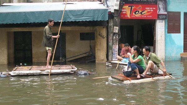 Ngập lụt ở Giáp Bát, quận Hoàng Mai trong đợt ngập lịch sử cuối năm 2008 - một trong những sự cố thiên nhiên được Hà Nội liệt vào thảm họa - Sputnik Việt Nam