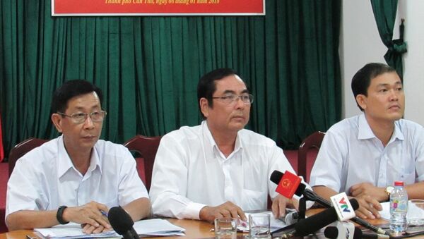 Ông Lư Thành Đồng (bìa trái) được điều về Ban Quản lý các Khu Chế xuất và Công nghiệp Cần Thơ - Sputnik Việt Nam
