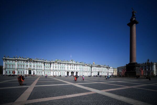 Bảo tàng Hermitage và cột Alexander trên Quảng trường Cung điện ở St. Petersburg. - Sputnik Việt Nam