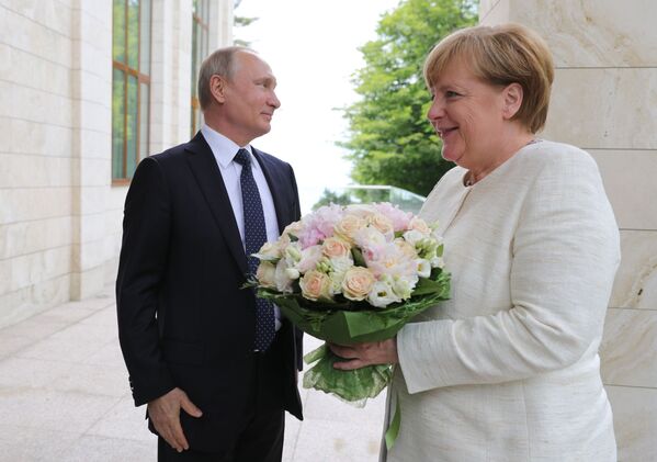 Tổng thống Nga Vladimir Putin và Thủ tướng Liên bang Đức Angela Merkel trong cuộc gặp tại Sochi - Sputnik Việt Nam
