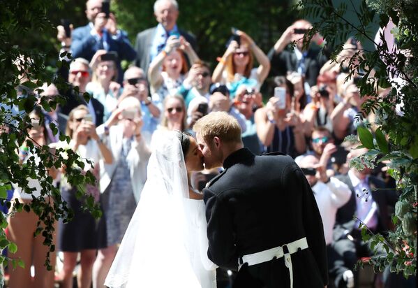 Nụ hôn của Hoàng tử Harry và Megan Markle sau lễ cưới - Sputnik Việt Nam