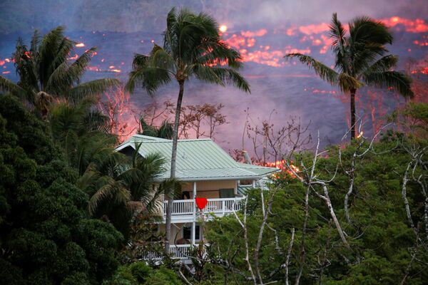 Nham thạch gần ngôi nhà ở ngoại ô Pahoa trong vụ phun trào núi lửa Kilauea ở Hawaii - Sputnik Việt Nam