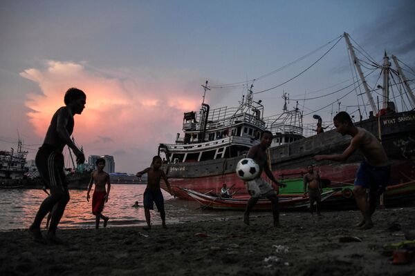 Thanh niên chơi bóng đá trên bờ sông Yangon ở thủ đô Yangon, Myanmar - Sputnik Việt Nam