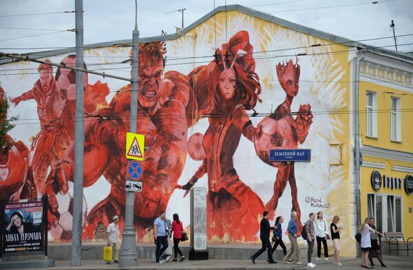 Graffiti với nhân vật bộ phim The Avengers trước World Cup 2018 tại Moskva - Sputnik Việt Nam