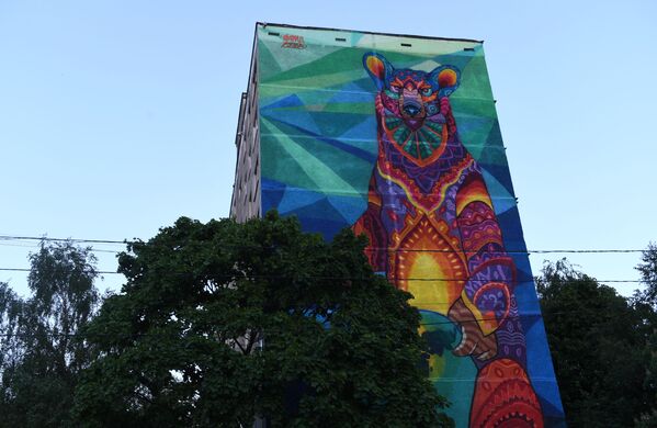 Bức vẽ dài 30 mét với hình đàn gấu của họa sĩ Mexico Farid Rueda trên bức tường tòa nhà chín tầng. - Sputnik Việt Nam