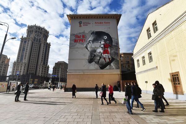 Graffiti nhân dịp World Cup 2018 được vẽ trên bức tường chung cư ở Moskva. - Sputnik Việt Nam