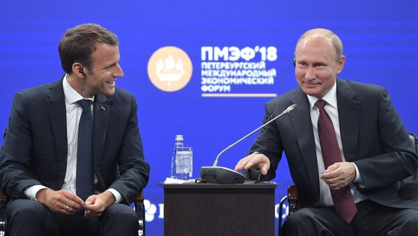 Emmanuel Macron và Vladimir Putin  - Sputnik Việt Nam