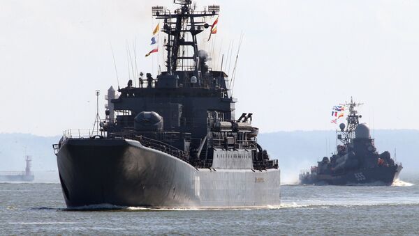 Tàu đổ bộ cỡ lớn Alexandr Shabalin (trái) và tàu tên lửa cỡ nhỏ Geyzer - Sputnik Việt Nam