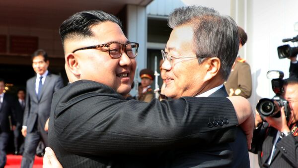 Лидеры Северной и Южной Корей Ким Чен Ын и Мун Чжэ Ин - Sputnik Việt Nam