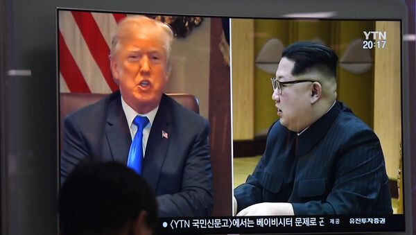 Изображение президента США Дональда Трампа и лидера КНДР Ким Чен Ына в теленовостях, Сеул, Южная Корея - Sputnik Việt Nam