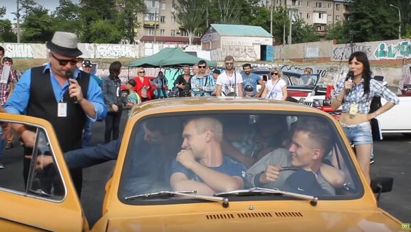 Kỷ lục: 17 người Ukraina chen chúc trong chiếc xe Zaporozhets mà không bị ngạt thở - Sputnik Việt Nam