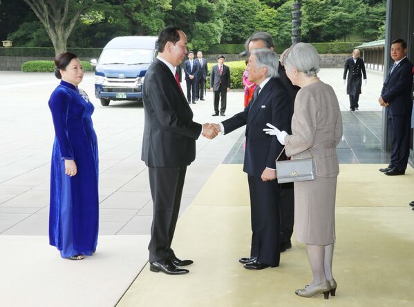Nhà vua Nhật Bản Akihito và Hoàng hậu đón Chủ tịch nước Trần Đại Quang và Phu nhân. - Sputnik Việt Nam