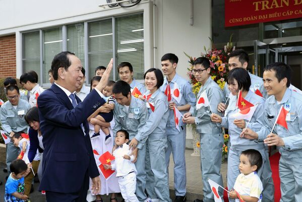 Chủ tịch nước Trần Đại Quang đến thăm quan và nói chuyện tại Công ty Koganei Seiki, nơi có nhiều công nhân Việt Nam đang làm việc. - Sputnik Việt Nam