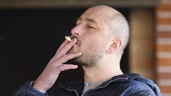 Russian journalist Arkady Babchenko smokes a cigarette during an interview in Kiev, Ukraine November 14, 2017 - Sputnik Việt Nam