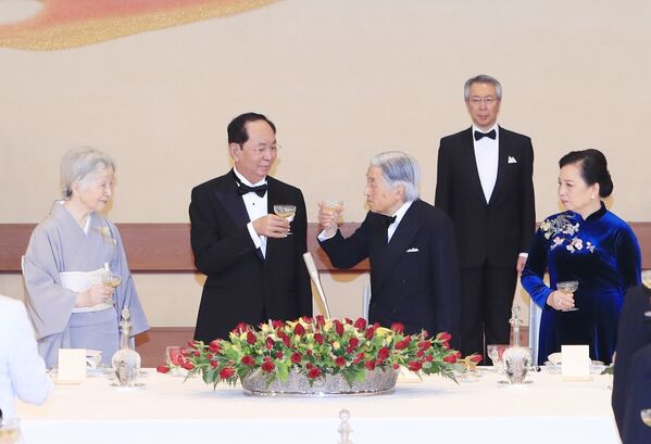 Chủ tịch nước Trần Đại Quang và Phu nhân cùng Nhà vua Nhật Bản Akihito và Hoàng hậu nâng cốc chúc mừng mối quan hệ tốt đẹp có truyền thống giữa hai nước ngày càng phát triển không ngừng. - Sputnik Việt Nam