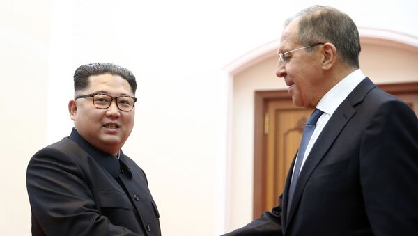Министр иностранных дел РФ Сергей Лавров и глава КНДР Ким Чен Ын на встрече в Пхеньяне - Sputnik Việt Nam