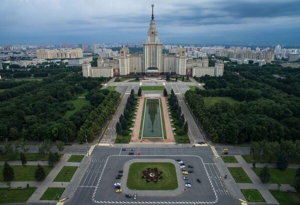 Tòa nhà của ĐHTH Quốc gia Matxcơva mang tên M.V. Lomonosov ở Matxcơva. - Sputnik Việt Nam