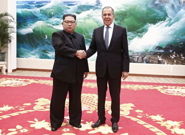 Bộ trưởng Ngoại giao Liên bang Nga Sergey Lavrov và Lãnh đạo Bắc Triều Tiên Kim Jong-un tại cuộc họp ở Bình Nhưỡng - Sputnik Việt Nam