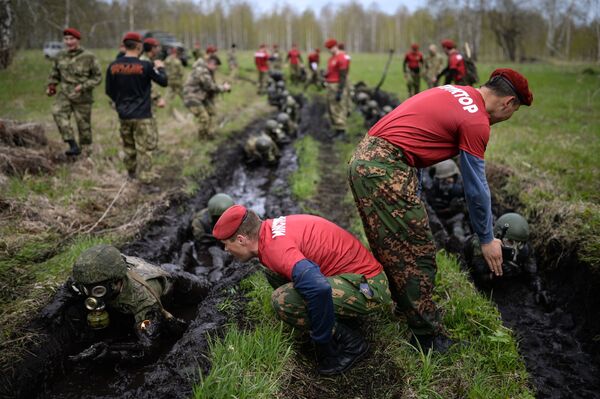 Kiểm tra trình độ để được quyền mang mũ bê rê màu hạt dẻ giữa các quân nhân và nhân viên Vệ binh quốc gia ở vùng Novosibirsk. - Sputnik Việt Nam