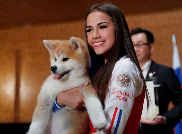 Nữ vận động viên trượt băng nghệ thuật người Nga Alina Zagitova với chú chó con akita-inu mà cô được phái đoàn Nhật Bản tặng. - Sputnik Việt Nam