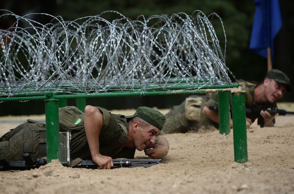 Các thành viên cuộc thi “Trung đội dù” trên thao trường Dubrovich vùng Ryazan đang vượt dải chướng ngại - Sputnik Việt Nam