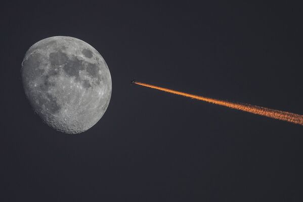 Mặt trăng và máy bay lúc hoàng hôn - Sputnik Việt Nam
