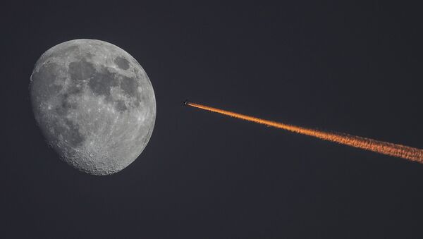 Mặt trăng và máy bay lúc hoàng hôn - Sputnik Việt Nam