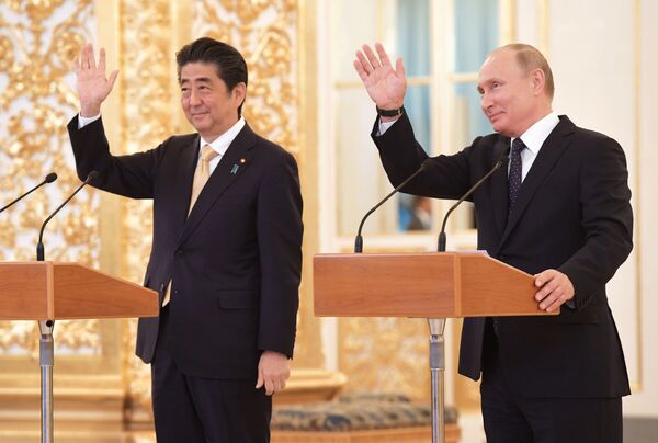 Thủ tướng Nhật Bản Shinzo Abe và Tổng thống Nga Vladimir Putin tại điện Kremlin - Sputnik Việt Nam