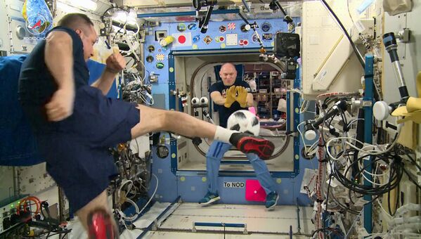 Các phi hành gia của Roskosmos Anton Shkaplerov và Oleg Artemyev đang huấn luyện bóng đá trên Trạm vũ trụ quốc tế - Sputnik Việt Nam