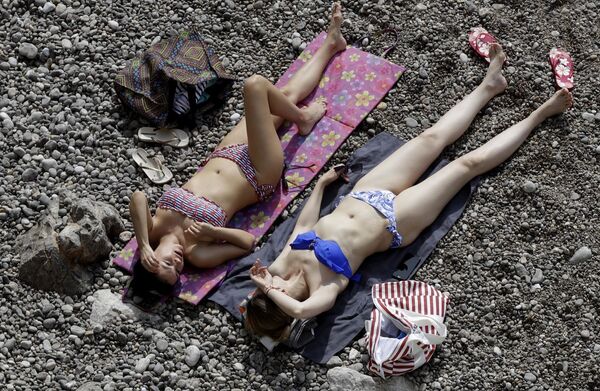 Những người phụ nữ đang tắm nắng trong khi diễn ra giải Grand Prix Formula 1 ở Monaco - Sputnik Việt Nam