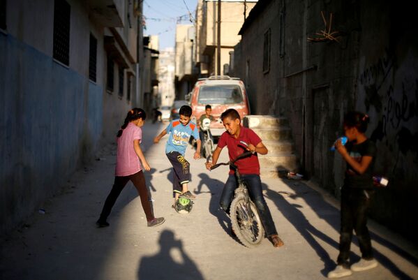 Trẻ tị nạn Palestine chơi bên ngoài trại tị nạn Al-Baqaa, Jordan - Sputnik Việt Nam