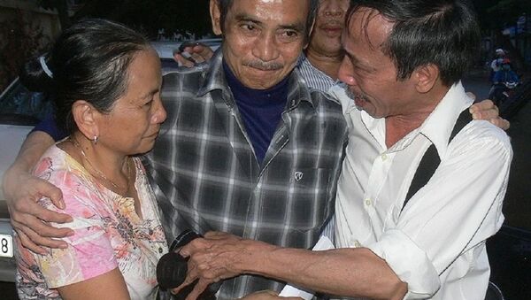 Ông Nén trong vòng tay người thân ngày ông được tư do sau 17 năm ngồi tù. - Sputnik Việt Nam