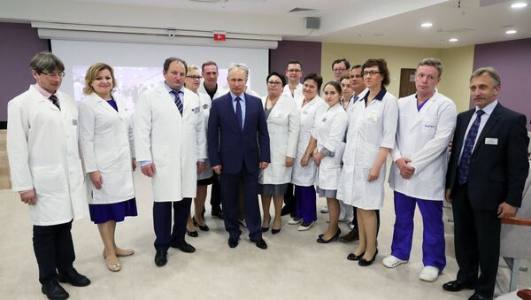 Президент РФ В. Путин посетил Морозовскую детскую больницу - Sputnik Việt Nam