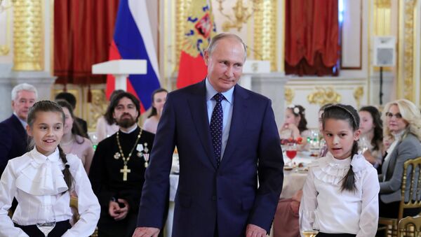 Президент РФ В. Путин вручил в Кремле ордена Родительская слава - Sputnik Việt Nam