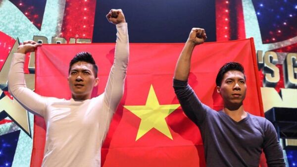 Quốc Cơ - Quốc Nghiệp có tiết mục nguy hiểm ở đêm thi. - Sputnik Việt Nam