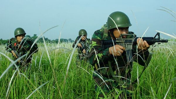 Chiến sĩ trinh sát đặc nhiệm Việt Nam mang mũ sắt M1 và súng tiểu liên M18 - Sputnik Việt Nam