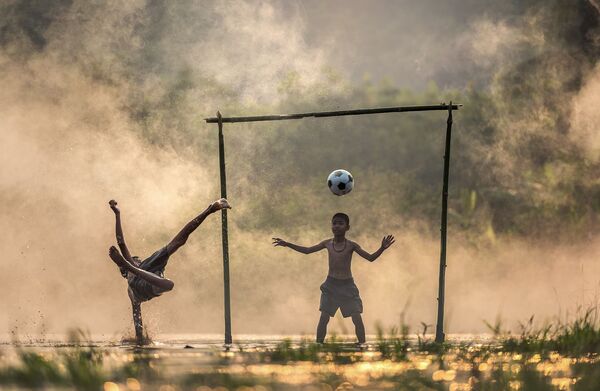 Các bé trai châu Á đang chơi bóng ở một vùng làng quê - Sputnik Việt Nam
