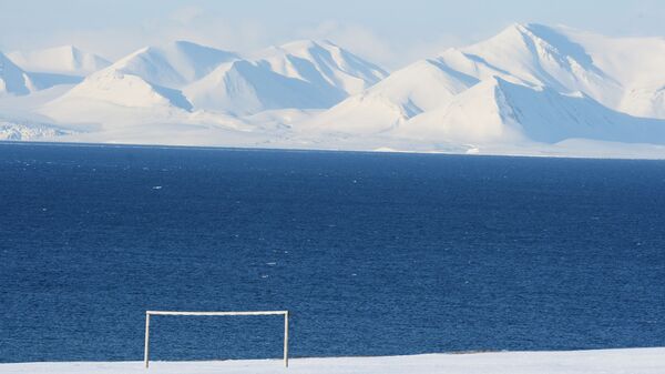 Khung thành bóng đá ở làng mỏ tại thành phố Barentsburg trên quần đảo Spitsbergen - Sputnik Việt Nam