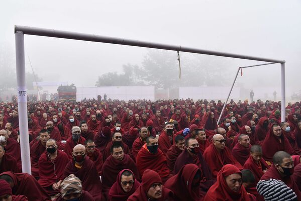 Các tu sĩ Phật giáo dưới khung thành bóng đá trong khi Đạt Lai Lạt Ma đang phát biểu  ở Ấn Độ - Sputnik Việt Nam