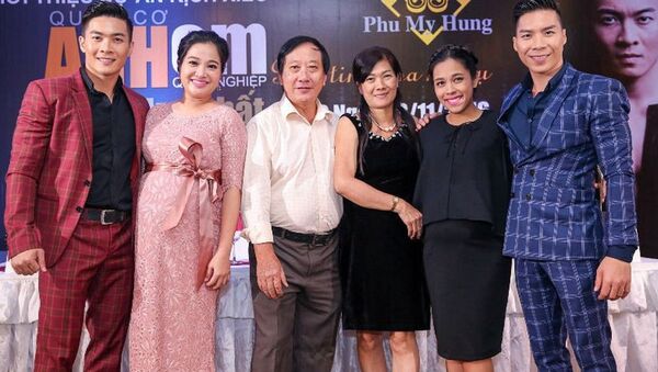Cha mẹ bên vợ chồng Quốc Cơ, Quốc Nghiệp - Sputnik Việt Nam