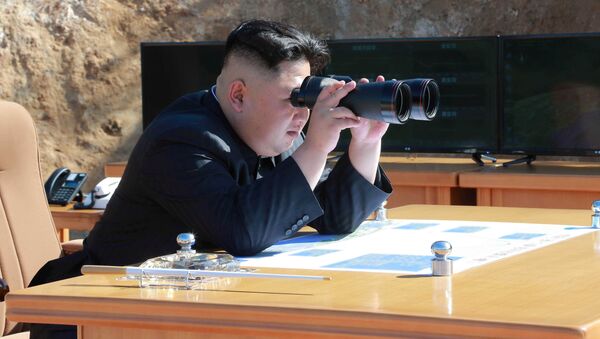 Nhà lãnh đạo Triều Tiên Kim Jong Un trong thời điểm phóng tên lửa đạn đạo Hwasong-12 - Sputnik Việt Nam