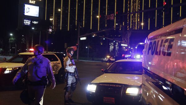 Police officers stand along the Las Vegas Strip outside the Mandalay Bay resort and casino during a deadly shooting near the casino, Sunday, Oct. 1, 2017, in Las Vegas - Sputnik Việt Nam