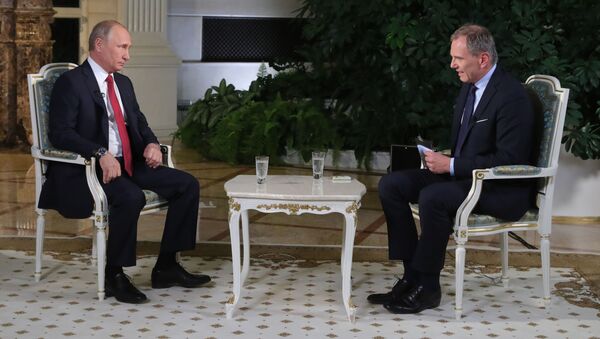 Президент России Владимир Путин во время интервью журналисту австрийской телерадиокомпании ORF Армину Вольфу в Кремле - Sputnik Việt Nam