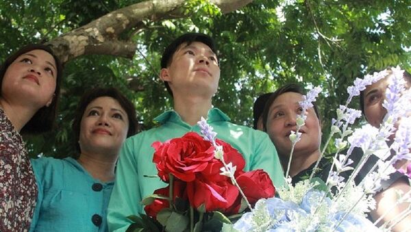 BS Lương được đông đảo người dân vây kín, tặng hoa sau khi tòa tuyên án. - Sputnik Việt Nam