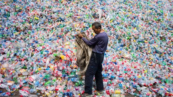 Công nhân Trung Quốc phân loại chai nhựa để tái chế ở ngoại ô Bắc Kinh - Sputnik Việt Nam