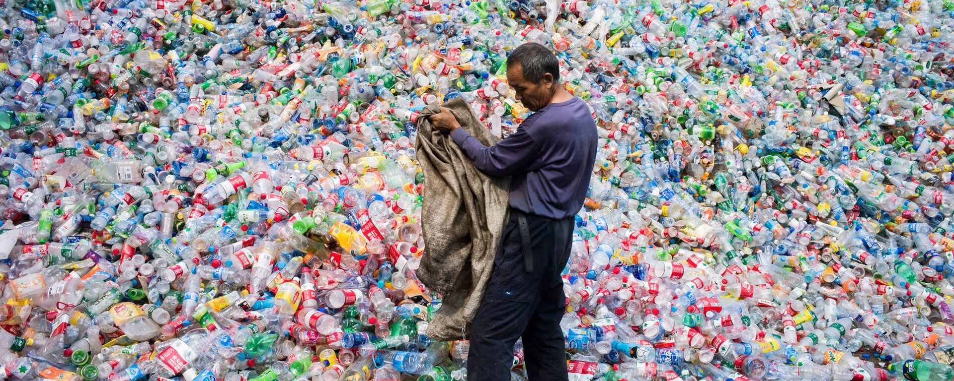 Công nhân Trung Quốc phân loại chai nhựa để tái chế ở ngoại ô Bắc Kinh - Sputnik Việt Nam, 1920, 01.12.2020