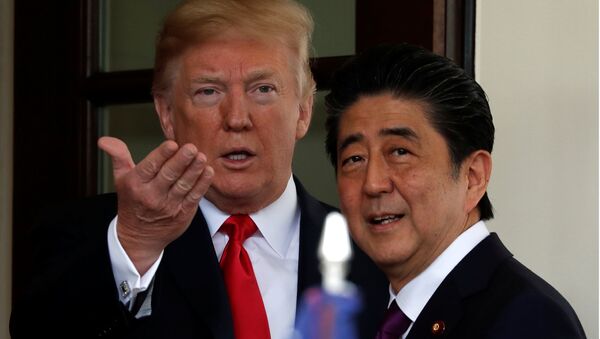 U.S. President Donald Trump welcomes Japanese Prime Minister Shinzo Abe at the White House in Washington, U.S., June 7, 2018 - Sputnik Việt Nam