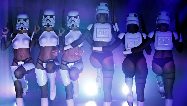 Vũ công trong show hài The Empire Strips Back: A Star Wars Burlesque Parody ở Los Angeles - Sputnik Việt Nam